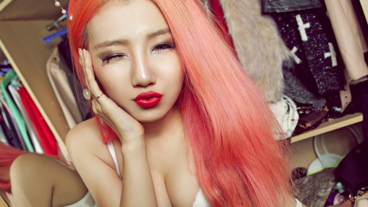 传说之下羊妈挤自己羊奶的视频:  不可思议！羊妈如何自己产出羊奶？